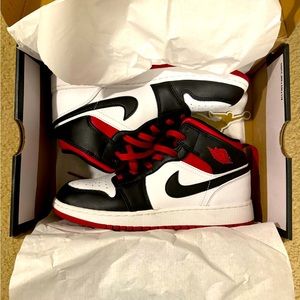 Jordan 1 Mids (red and black)